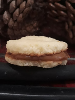 Una foto de Alfajores de coco y dulce de leche