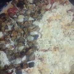 Una foto de Pizza integral fácil, con ricotta y salteado de vegetales