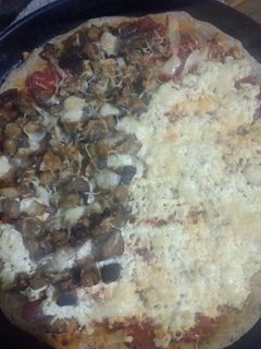 Una foto de Pizza integral fácil, con ricotta y salteado de vegetales