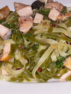 Una foto de Tallarines con salmón