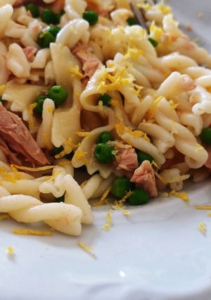 # 24 04 08  "Munch a konyhámból" tonhalfilé, tészta, zöldborsó, reszelt citromhéj recept fotója