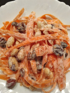 Una foto de Ensalada de zanahoria y frutos secos