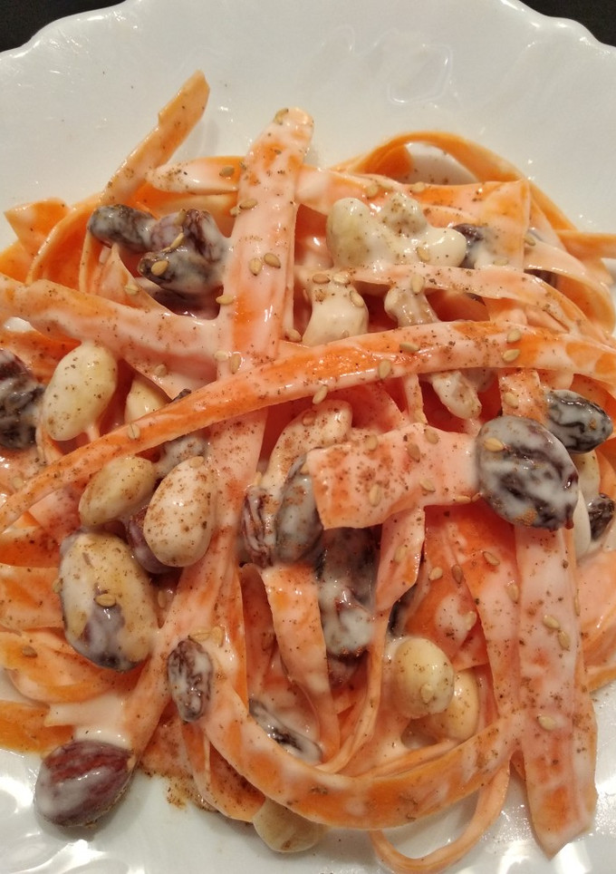 Una foto de Ensalada de zanahoria y frutos secos