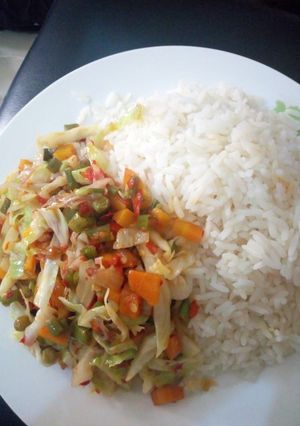 A picture of White rice with vegetables sauce.