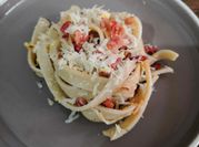 Una foto de pasta fresca tagliatelle