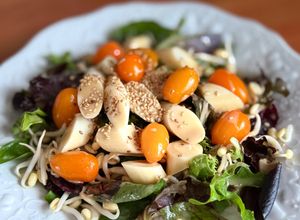 Une photo de 💚 Salade de mesclun, germes de soja et cœurs de palmier, sauce moutarde au miel