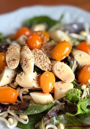 Une photo de 💚 Salade de mesclun, germes de soja et cœurs de palmier, sauce moutarde au miel