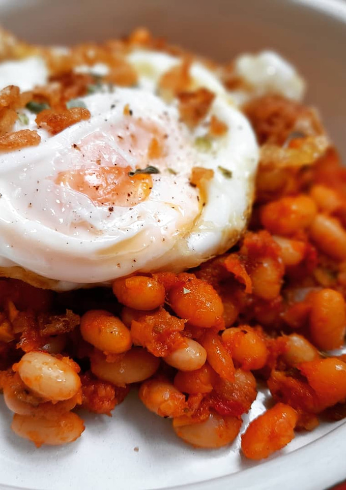 Una foto de Fessolets picantes a la sobrasada con huevo frito