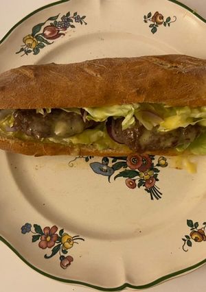 Une photo de Pain maison avec 2 steak hachée et salade