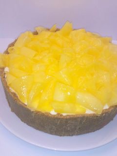 Una foto de Pastel de queso al limón con mango