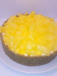 Una foto de Pastel de queso al limón con mango