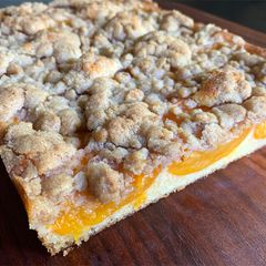 A picture of Apricot Crumble Cake.