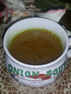 Una foto de Caldo de pollo y verduras saludable