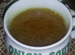 Una foto de Caldo de pollo y verduras saludable