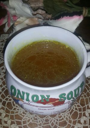 Una foto de Caldo de pollo y verduras saludable