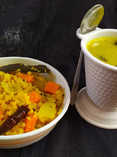 વઘારેલી ખીચડી (Vaghareli Khichdi Recipe In Gujarati) રેસીપી મુખ્ય ફોટો