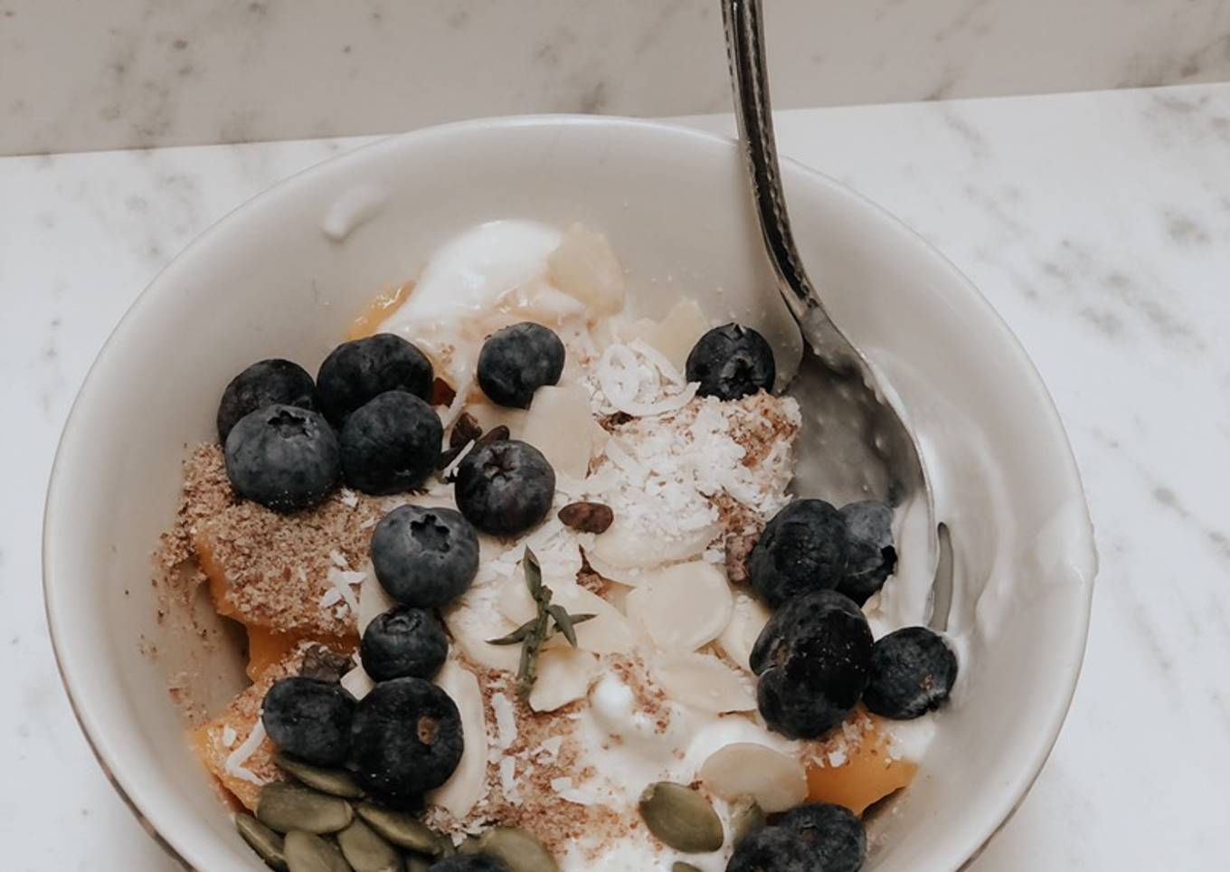 Bowl de mango 🥭 con yogurt y arándanos 🤍