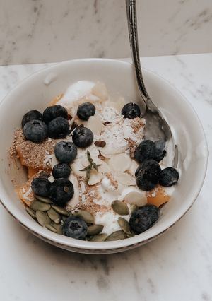 Una foto de Bowl de mango 🥭 con yogurt y arándanos 🤍