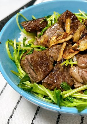 牛排蓋飯 的食譜成品照片