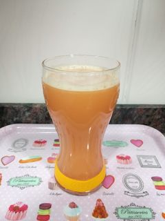 Una foto de Zumo de manzana y granada