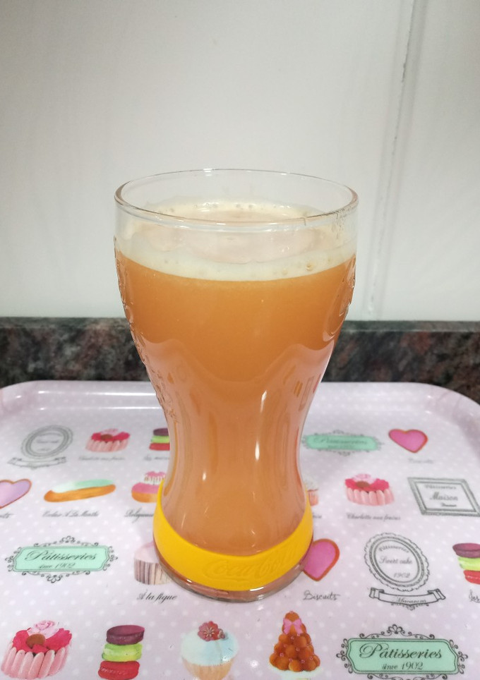 Una foto de Zumo de manzana y granada
