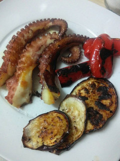 Una foto de Pulpo de roca a la plancha con parrillada de verduras