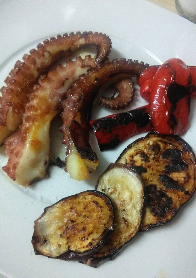 Una foto de Pulpo de roca a la plancha con parrillada de verduras