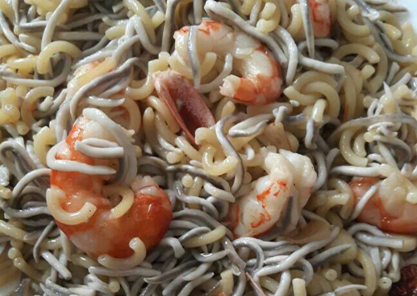 Fideuá con gulas y gambones