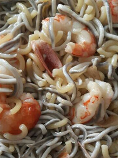 Una foto de Fideuá con gulas y gambones