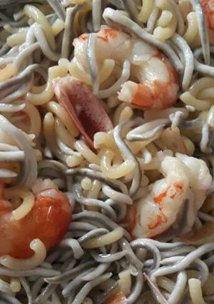 Una foto de Fideuá con gulas y gambones