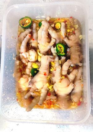 Hình của món Chân gà ngâm sả tắc.