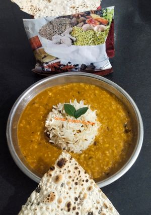 मूंग दाल गरम मसाले वाली और जीरा राइस Moong Daal Garam Masala wali With Jeera Rice Recipe In Hindi रेसिपी मुख्य फोटो