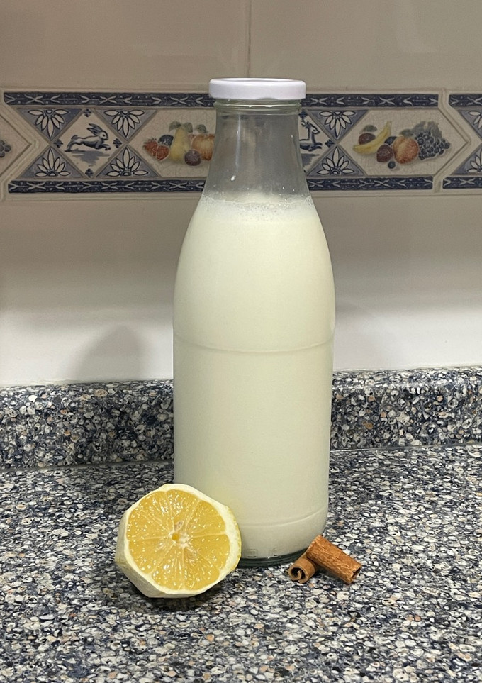 Una foto de Leche con canela y limón