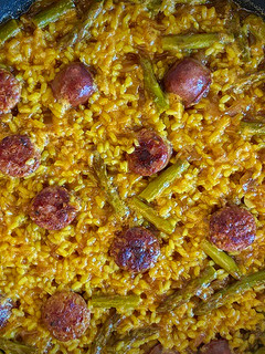 Una foto de Arroz con chorizo criollo y espárragos verdes