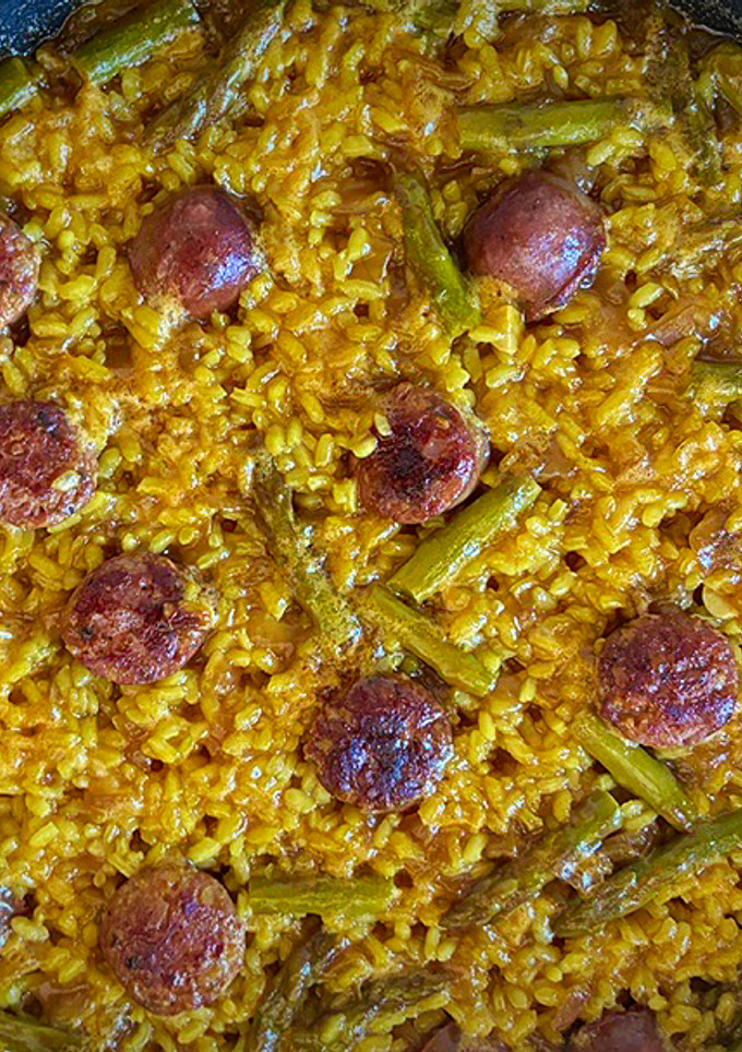 Una foto de Arroz con chorizo criollo y espárragos verdes