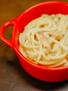 Una foto de Espaguetis a la carbonara con nata