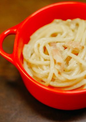 Una foto de Espaguetis a la carbonara con nata