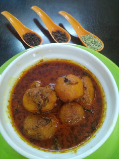 कश्मीरी दम आलू(Kashmiri Dum Aloo recipe in hindi) रेसिपी मुख्य फोटो