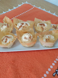 Una foto de Cestitas de crema pastelera, y masa filo