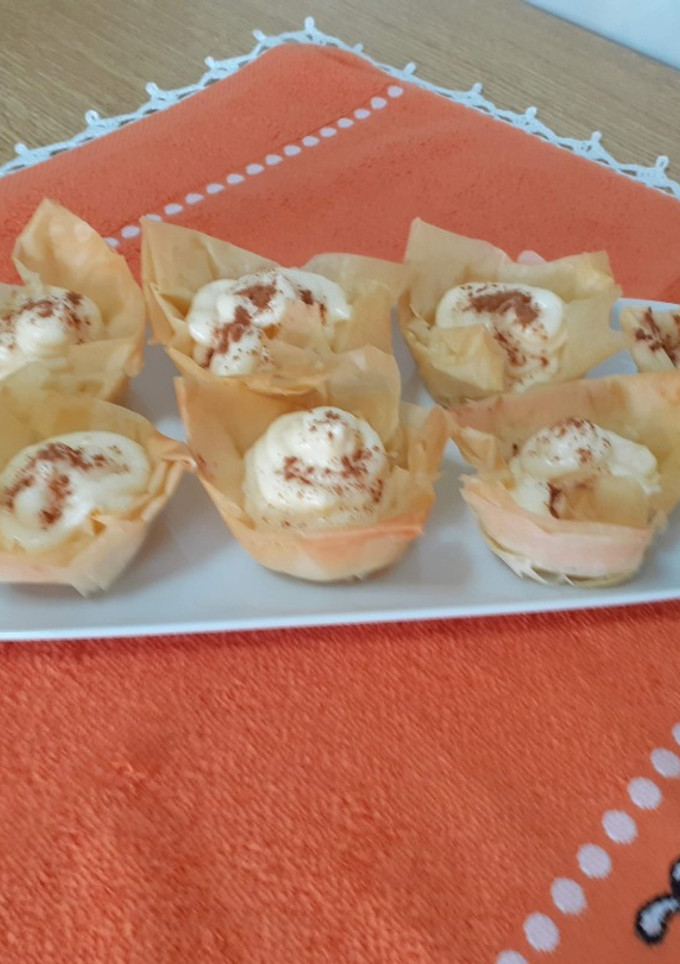 Una foto de Cestitas de crema pastelera, y masa filo