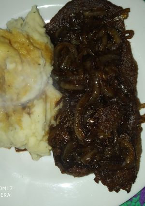 Una foto de Bifes encebollados veganos