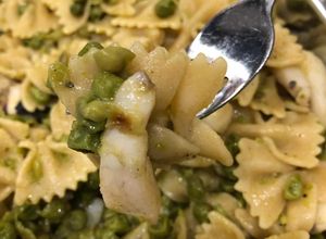 Foto di Farfalle integrali con seppie e piselli (pasta semi risottata)