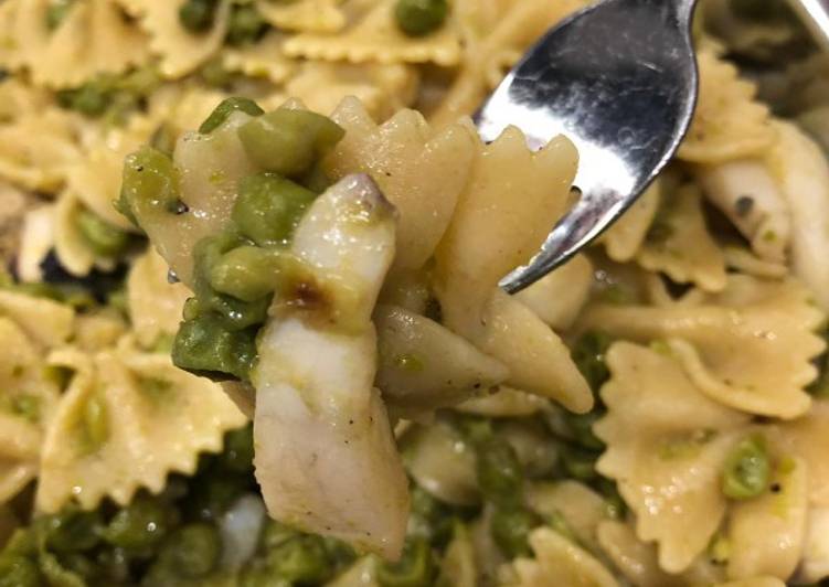 Farfalle integrali con seppie e piselli (pasta semi risottata)