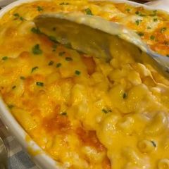 A picture of Mac n cheese.