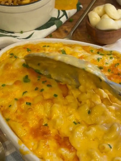 A picture of Mac n cheese.