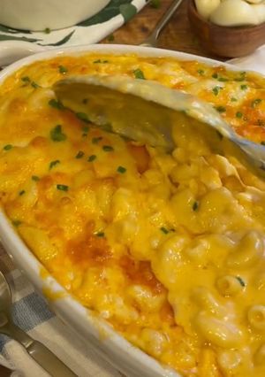 A picture of Mac n cheese.