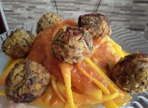 Una foto de Albóndigas de frijol y arroz!!!😊🤔🤨🍝🍚🍘
