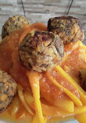 Una foto de Albóndigas de frijol y arroz!!!😊🤔🤨🍝🍚🍘