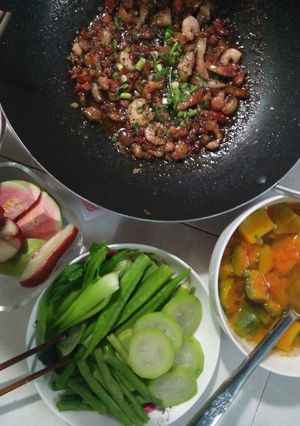 Hình của món Kho quẹt rau luộc và canh bí đỏ.