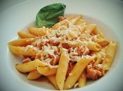 Una foto de penne a la panceta